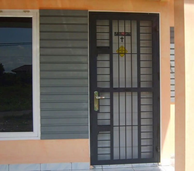 pintu minimalis variasi kaca