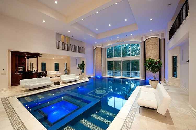foto kolam renang di rumah mewah