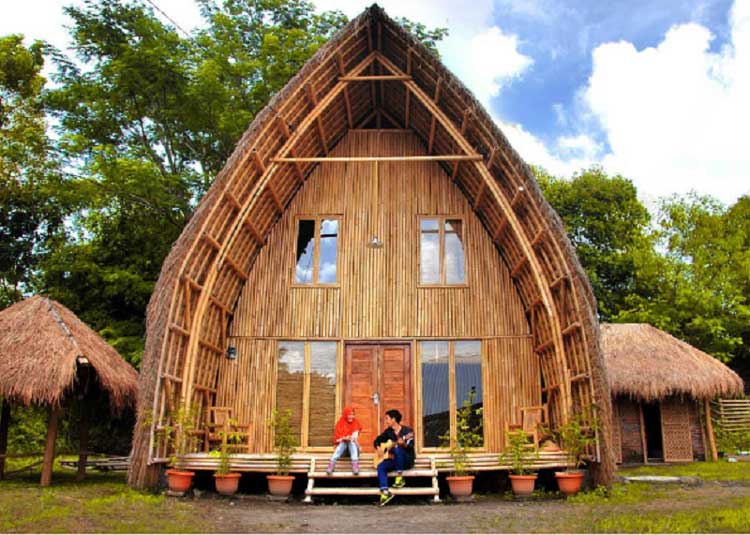 rumah bambu adat 