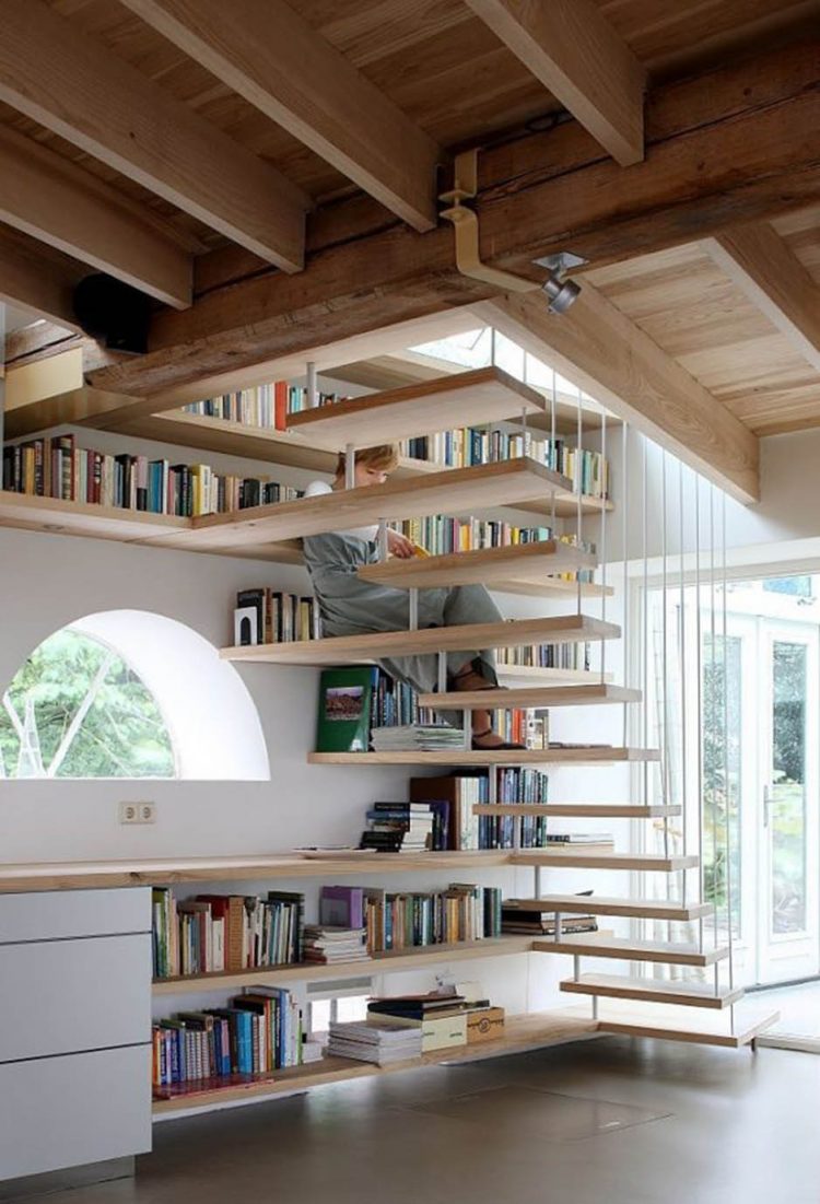 desain rak buku di bawah tangga 
