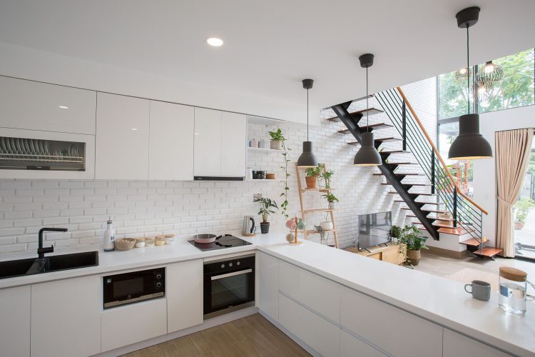 dapur minimalis dengan nuansa serba putih dan kitchen set alumuniumnya yang elegan