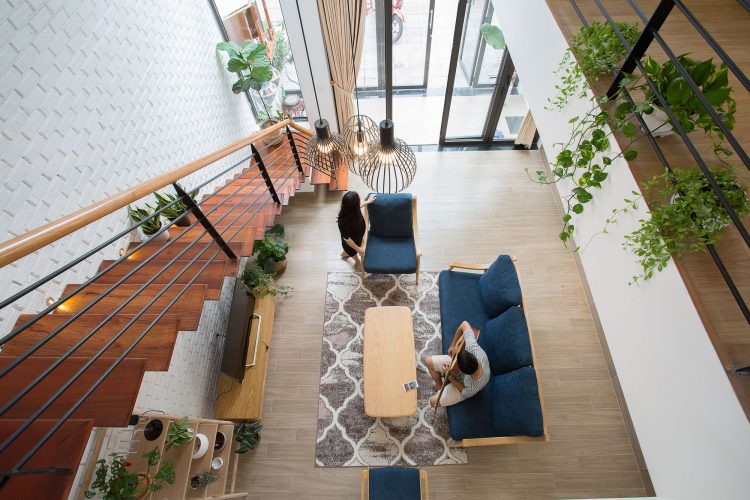 lantai rumah minimalis modern yang terbuat dari kayu