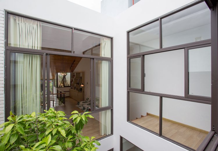 lorong lantai dua rumah minimalis yang menghubungkan ruang keluarga dan kamar utama