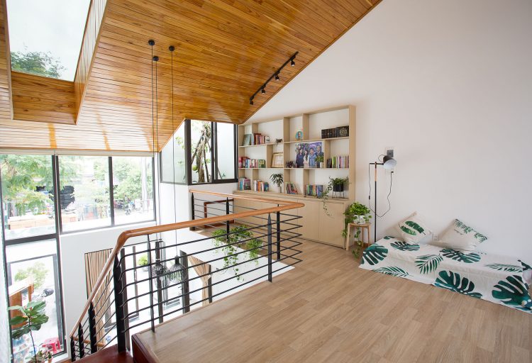 ruang keluarga di lantai dua dalam rumah berdesain minimalis modern