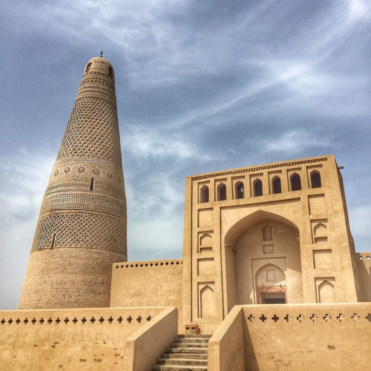 menara masjid kudus merupakan contoh akulturasi antara budaya