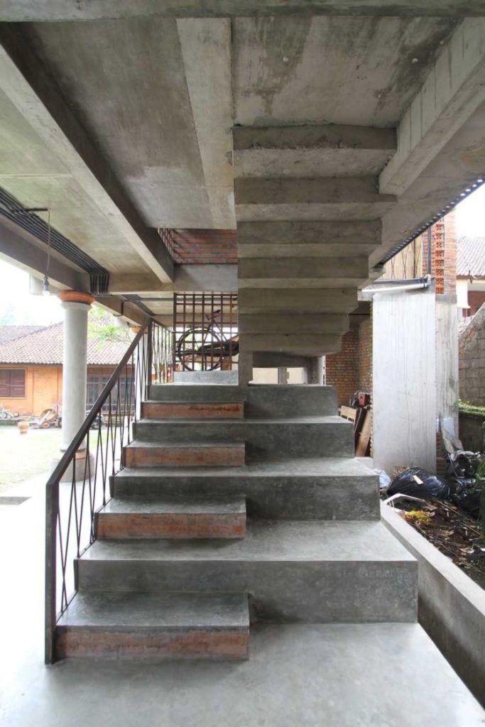 √ 33+ Tangga Putar Minimalis & Harga (BESI, BETON, MODEL DESAIN)