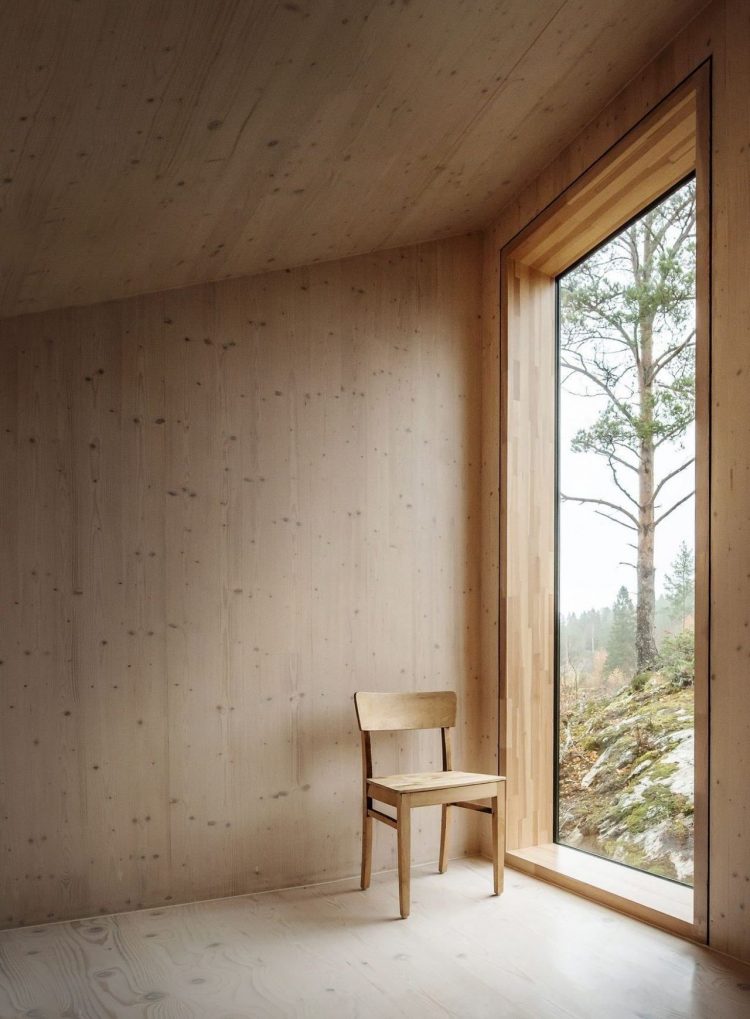 jendela kayu sederhana