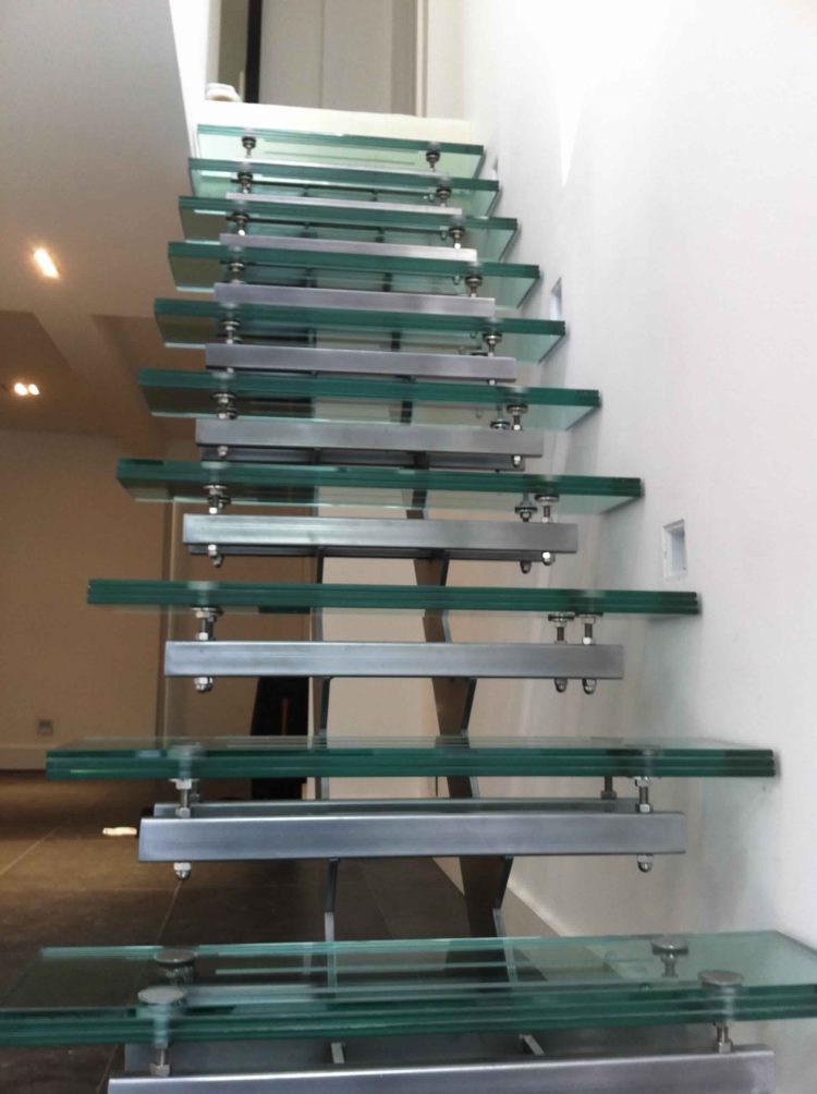 Model tangga stainless kaca