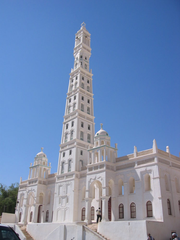 menara masjid yang jelas memperlihatkan perpaduan budaya hindu dan islam